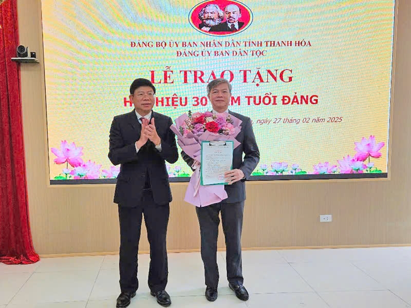 Ông Trần Văn Hải Ủy viên Ban Thường vụ Tỉnh ủy, Phó Bí thư Đảng ủy UBND tỉnh; văn phòng UBND tỉnh trao quyết định, Huy hiệu 30 năm tuổi đảng cho ông Mai Xuân Bình