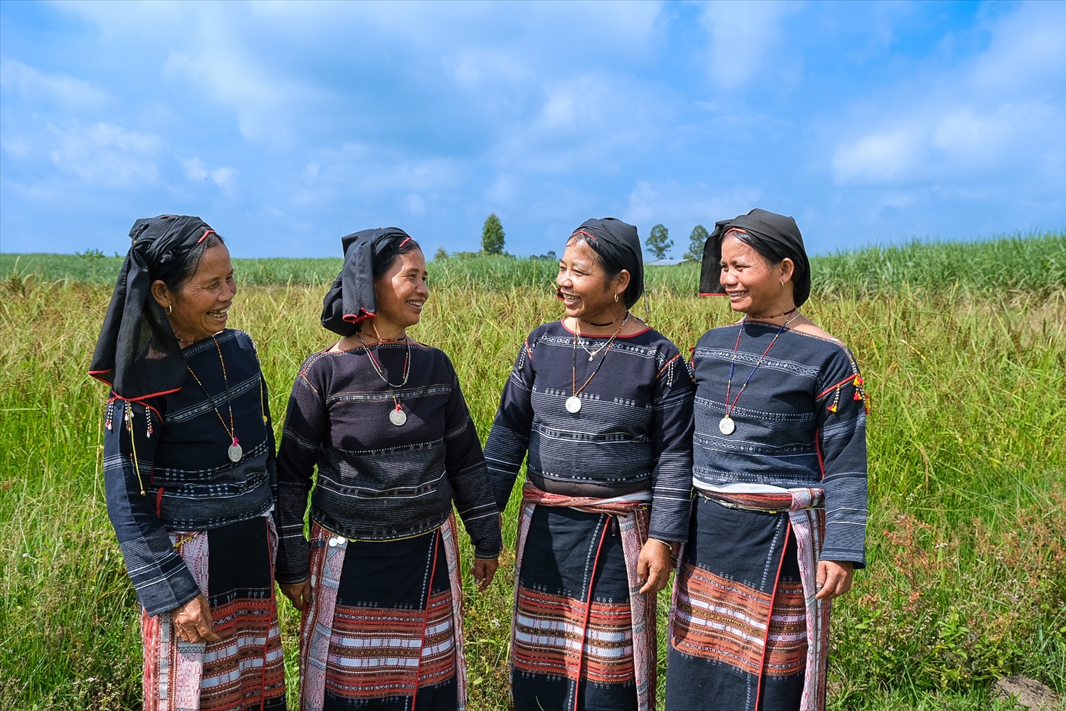 Bốn chị em trong gia đình nghệ nhân Đinh Thị Hiền đều đam mê cồng chiêng, yêu văn hóa truyền thống 