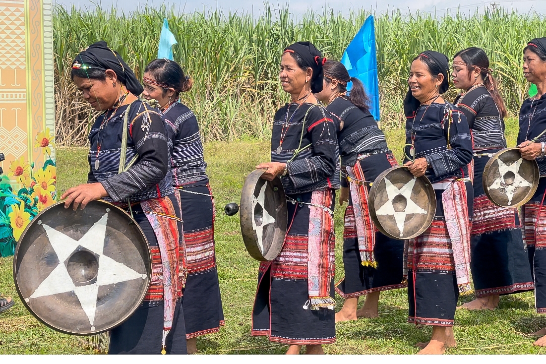 Các thành viên trong gia đình bà Đinh Thị Hiền là tay chiêng “cứng” trong dàn cồng chiêng của làng