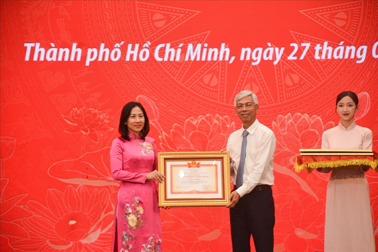 Lãnh đạo TP. Hồ Chí Minh trao danh hiệu Chiến sĩ thi đua toàn quốc cho bà Phạm Thị Thanh Hiền 