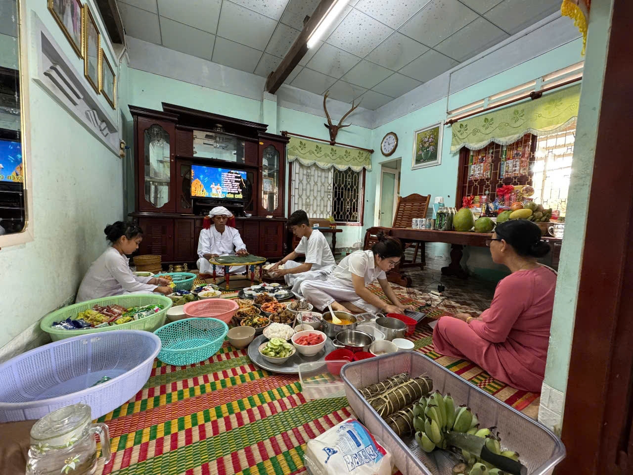 Đồng bào Chăm dâng cơm cho tổ tiên. Ảnh: Thành Thị Hồng Cẩm