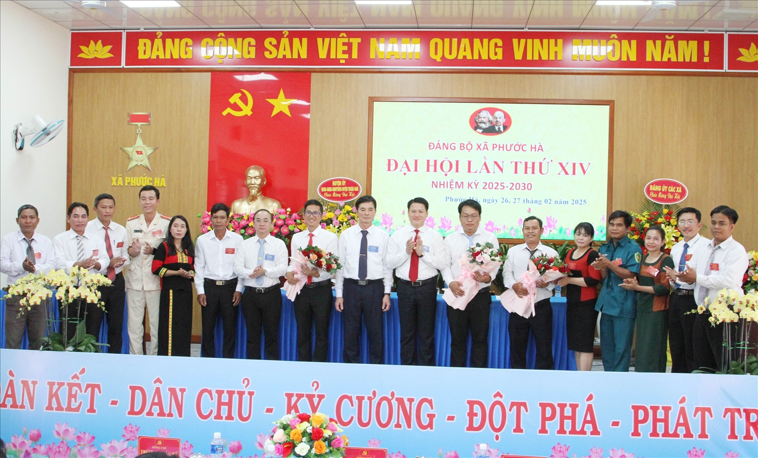 Lãnh đạo Huyện ủy Thuận Nam tặng hoa chúc mừng Ban Chấp hành Đảng bộ xã Phước Hà khoá XVI, nhiệm kỳ 2025- 2030. 