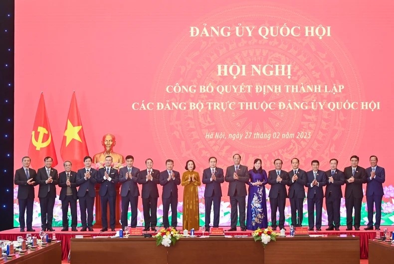 Bí thư Đảng ủy Quốc hội, Chủ tịch Quốc hội Trần Thanh Mẫn cùng các đại biểu với 11 đồng chí Bí thư Đảng bộ trực thuộc. (Ảnh: DUY LINH)