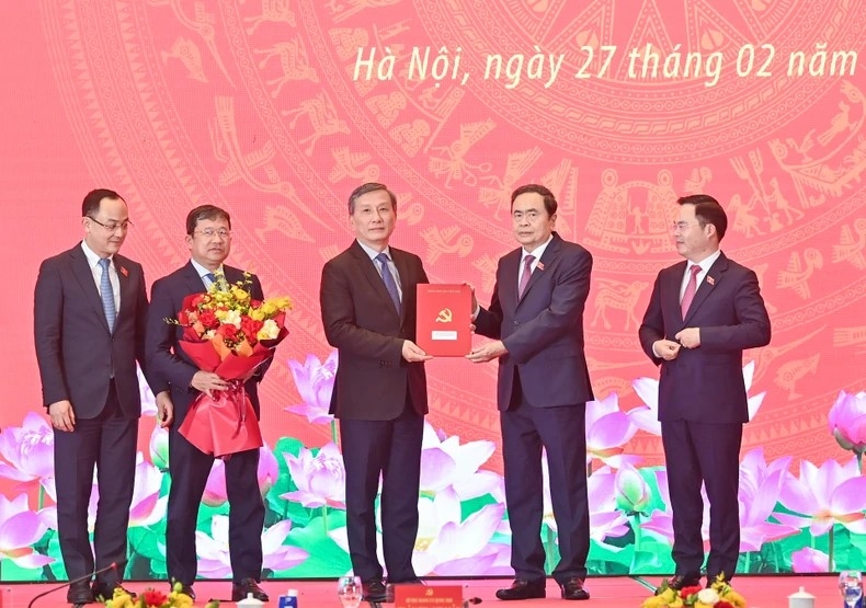 Bí thư Đảng ủy Quốc hội, Chủ tịch Quốc hội Trần Thanh Mẫn trao quyết định cho Đảng bộ Ủy ban Khoa học, Công nghệ và Môi trường. (Ảnh: DUY LINH)