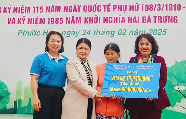 Đại diện Hội LHPN tỉnh và Hội Nữ doanh nhân tỉnh trao biểu trưng hỗ trợ 60 triệu đồng xây dựng mái ấm tình thương cho bà Tô Thị Hồng. Ảnh:TL