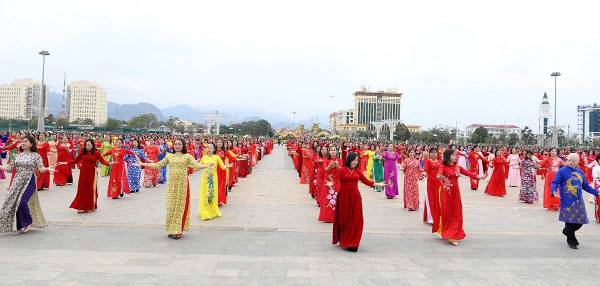 Cán bộ, hội viên phụ nữ tỉnh Hòa Bình trong trang phục áo dài truyền thống tham gia đồng diễn dân vũ hưởng ứng Tuần lễ Áo dài năm 2024. (Ảnh TL)