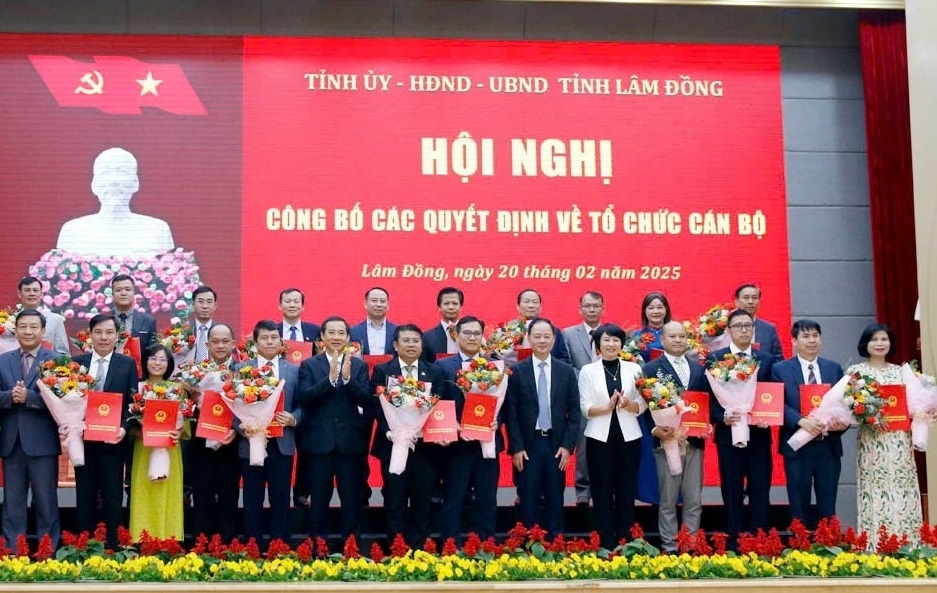 Theo các quyết định bổ nhiệm của Chủ tịch UBND tỉnh Lâm Đồng, Sở Dân tộc và Tôn giáo tỉnh có 02 Phó Giám đốc. (Trong ảnh: Lãnh đạo tỉnh Lâm Đồng trao quyết định bổ nhiệm và tặng hoa chúc mừng các Phó Giám đốc 6 Sở mới thành lập ngày 20/2/2025)