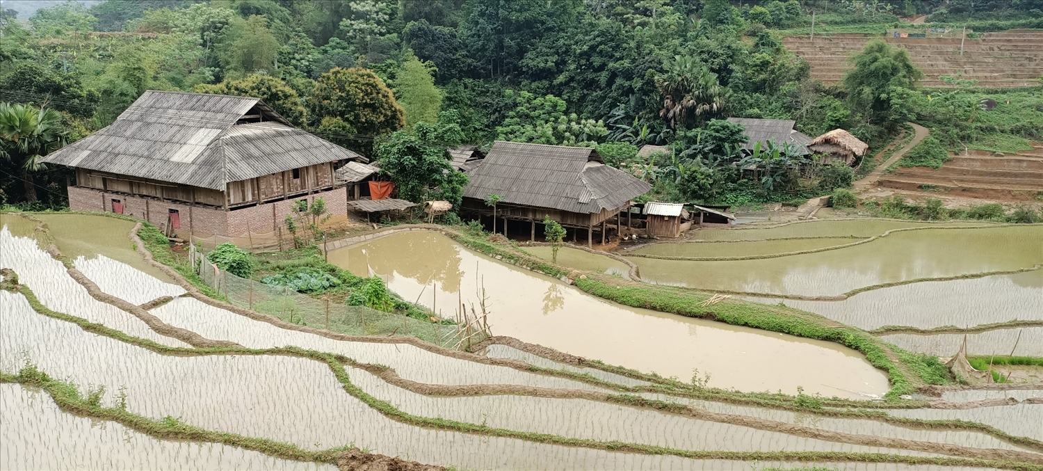 Bộ Dân tộc và Tôn giáo có nhiệm vụ trình Chính phủ, Thủ tướng Chính phủ ban hành chính sách đặc thù, các chương trình, dự án, đề án phát triển kinh tế - xã hội ở các xã, thôn, bản có điều kiện kinh tế - xã hội khó khăn, đặc biệt khó khăn vùng DTTS và miền núi...