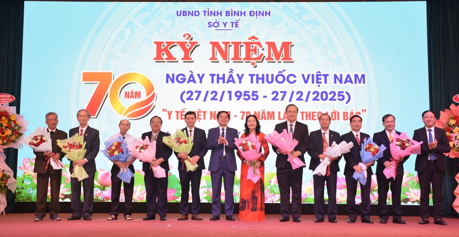 Trao danh hiệu Thầy thuốc Nhân dân cho 10 cá nhân trên địa bàn tỉnh Bình Định.