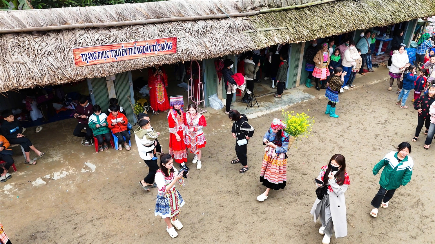 Không chỉ được mãn nhãn với các trò chơi dân gian, du khách thập phương còn có thể tìm hiểu văn hóa của người Mông nơi đây hoặc thuê cho mình những bộ trang phục dân tộc Mông để cùng chung vui Lễ tết rừng và chụp ảnh lưu niệm