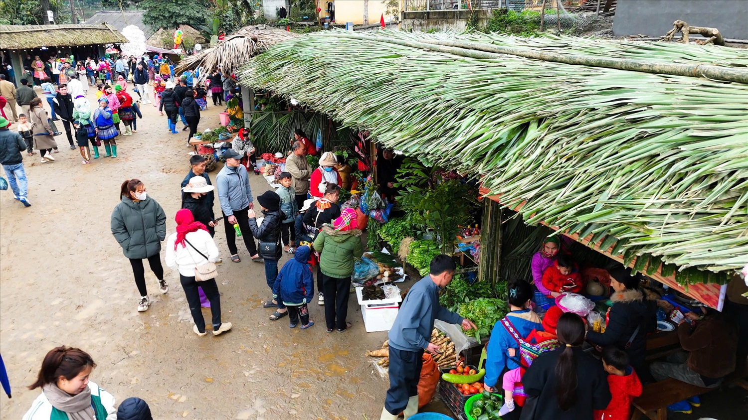 Nhộn nhịp không gian chợ quê tại Lễ Tết rừng