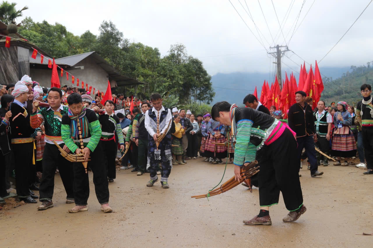 Khèn (tiếng Mông gọi là kềnh, hay khềnh) là nhạc cụ độc đáo, gắn liền với hình ảnh những chàng trai dân tộc Mông rắn rỏi, tài hoa, hiên ngang giữa gió núi đại ngàn