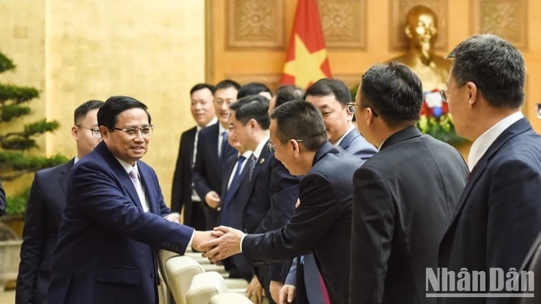 Thủ tướng Phạm Minh Chính bắt tay lãnh đạo các tập đoàn, doanh nghiệp lớn của Trung Quốc tham dự Tọa đàm (Ảnh: TRẦN HẢI)