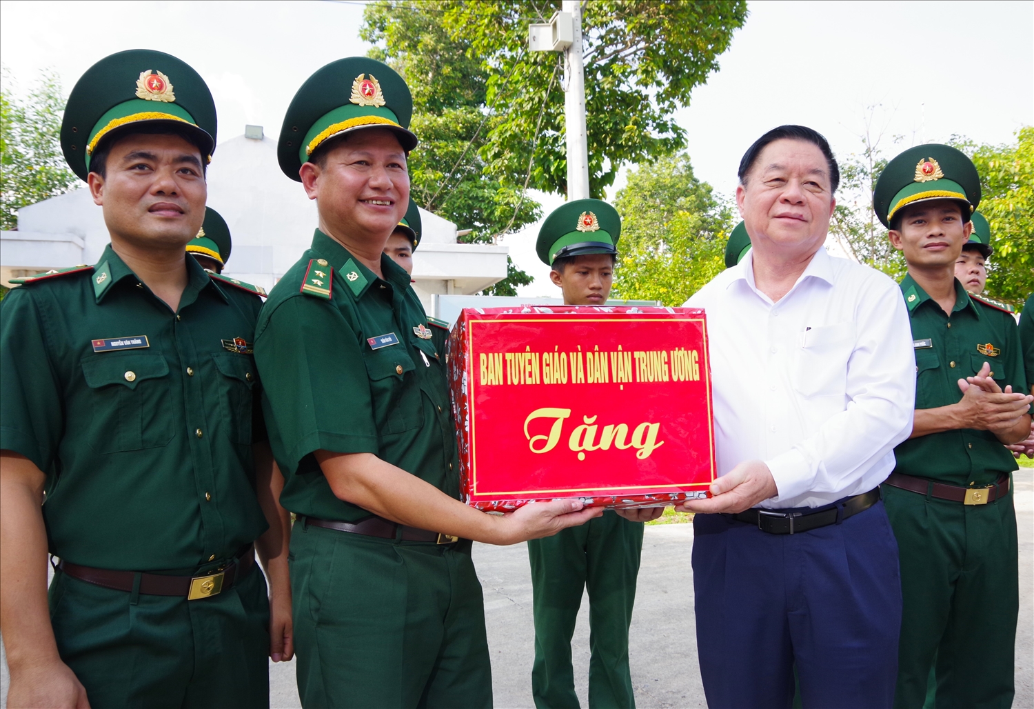 Đồng chí Nguyễn Trọng Nghĩa, Ủy viên Bộ Chính trị, Bí thư Trung ương Đảng, Trưởng Ban Tuyên giáo và Dân vận Trung ương tặng quà chúc mừng cán bộ, chiến sĩ ĐBP Tân Phú nhân dịp Ngày Truyền thống BĐBP 3/3