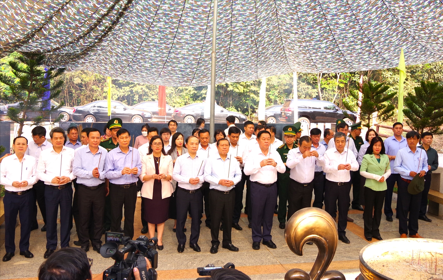 Đoàn công tác Ban Tuyên giáo và Dân vận Trung ương dâng hương tại Khu di tích Ban Tuyên huấn Trung ương Cục miền Nam thuộc huyện Tân Biên, tỉnh Tây Ninh ( ảnh Lê Khoa)