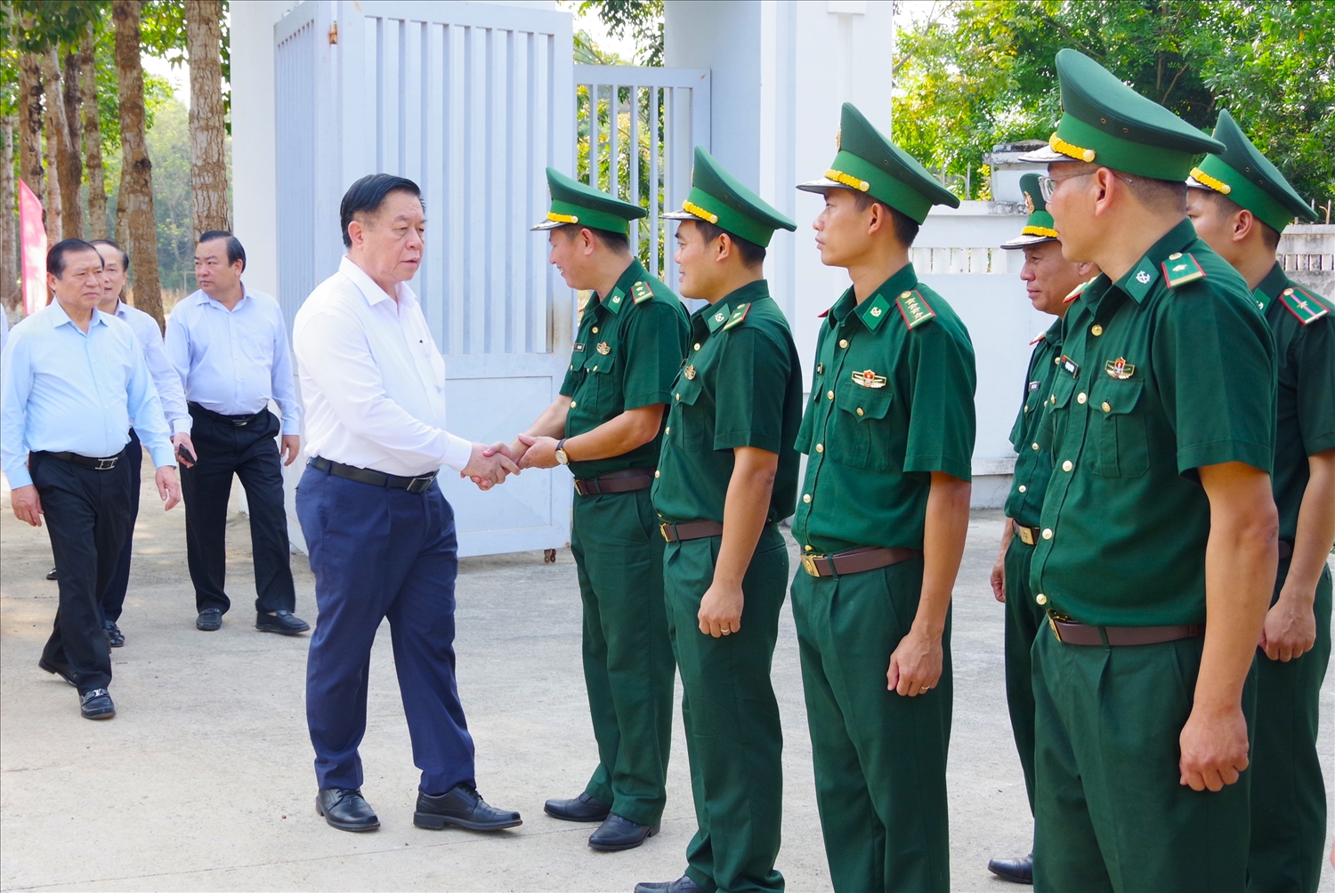 Đồng chí Nguyễn Trọng Nghĩa, Ủy viên Bộ Chính trị, Bí thư Trung ương Đảng, Trưởng Ban Tuyên giáo và Dân vận Trung ương đến thăm cán bộ, chiến sĩ ĐBP Tân Phú ( Tây Ninh) 