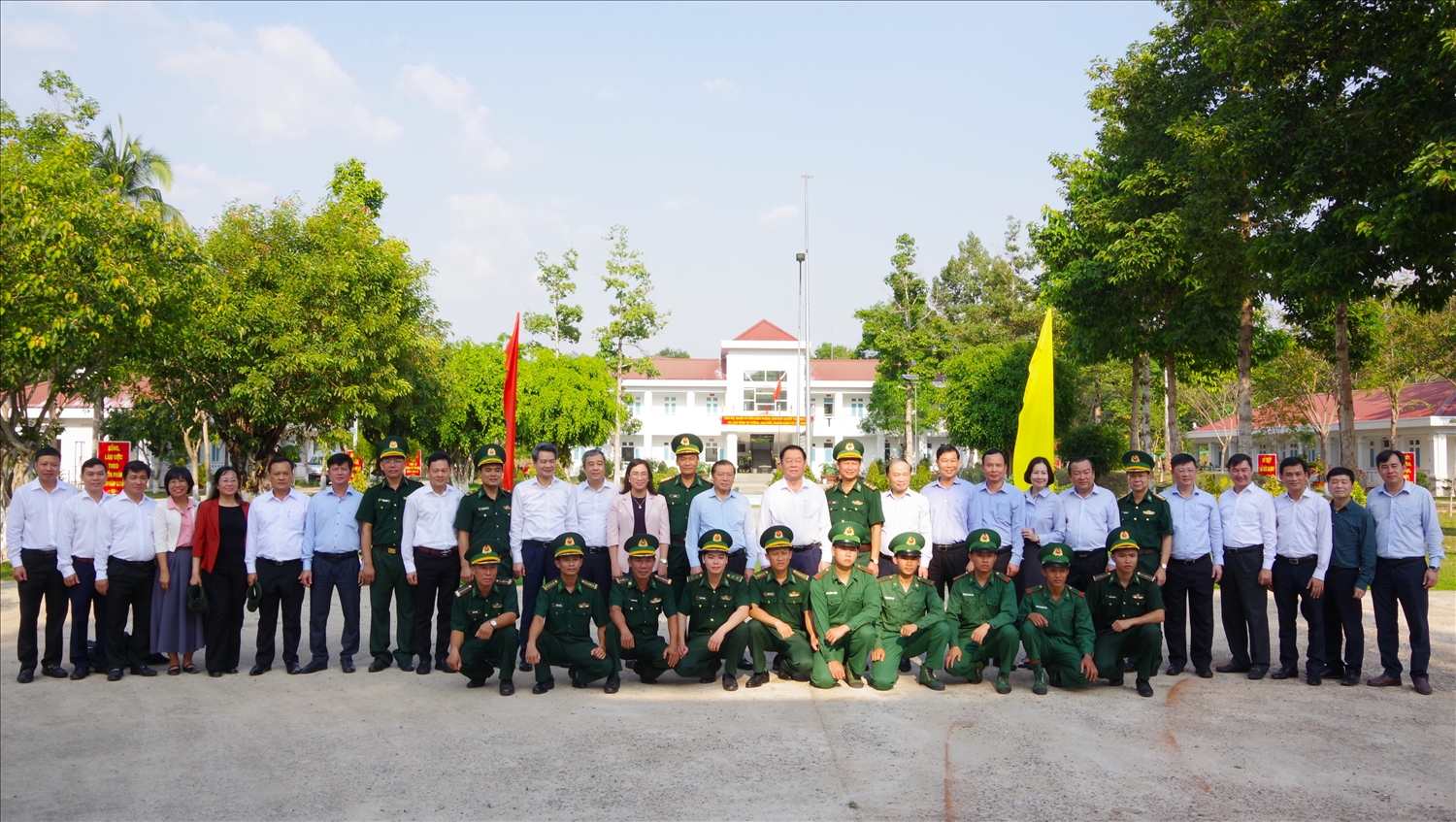  Đoàn công tác chụp ảnh lưu niệm cùng cán bộ, chiến sĩ Đồn Biên phòng Tân Phú, thuộc BĐBP tỉnh Tây Ninh ( ảnh Lê Khoa)