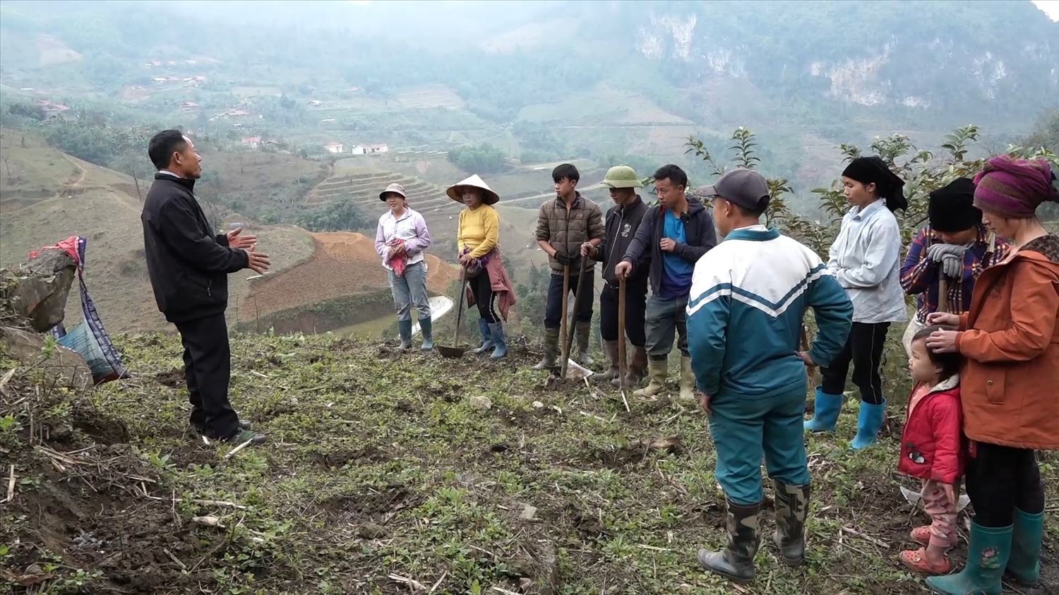 Từ năm 2017 đến tháng 2/2025, do không có Phòng Dân tộc nên viêc triển khai các chương trình, chính sách đầu tư, hỗ trợ vùng đồng bào DTTS trên địa bàn huyện Pắc Nặm gặp nhiều khó khăn. (Trong ảnh Người uy tín thôn Khuổi Bốc, xã Xuân La, huyện Pắc Nặm hướng dẫn bà con kỹ thuật canh tác – Nguồn ảnh: https://pacnam.gov.vn)