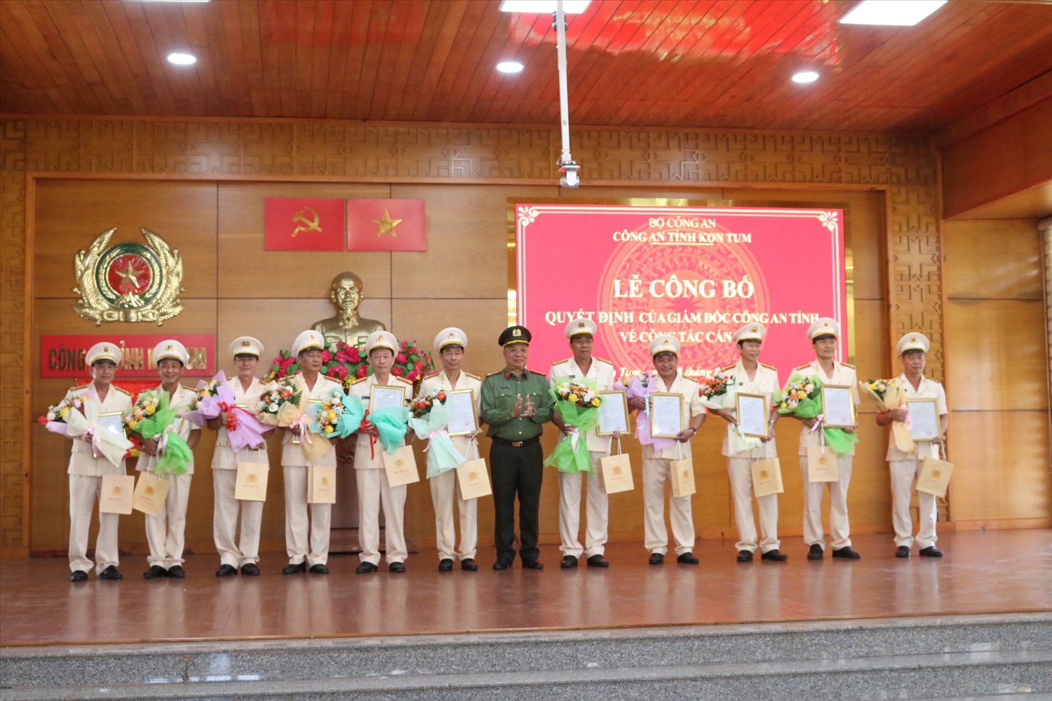 Đại tá Nguyễn Hồng Nhật, Giám đốc Công an tỉnh Kon Tum trao quyết định về việc nghỉ công tác hưởng chế độ hưu trí đối với với 11 cán bộ tự nguyện xin nghỉ hưu trước tuổi