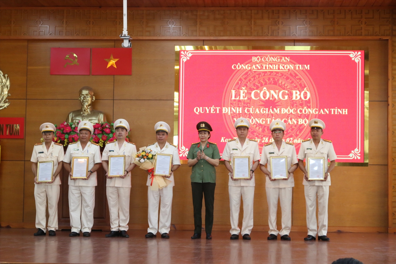 Đại tá Nguyễn Thị Thu Phước, Phó Giám đốc Công an tỉnh Kon Tum trao Quyết định điều động các cán bộ về các đơn vị thuộc khối Xây dựng lực lượng, Thanh tra, Hậu cần