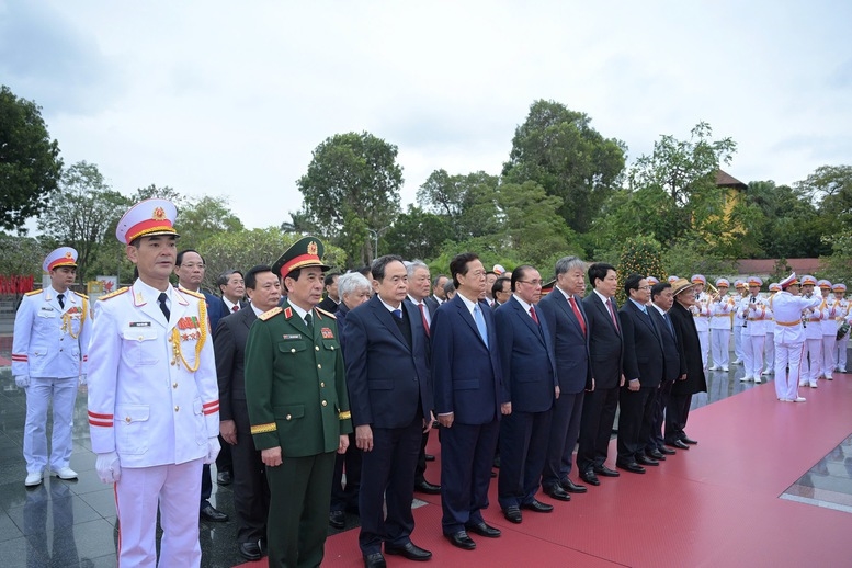 Đoàn đại biểu lãnh đạo, nguyên lãnh đạo Đảng, Nhà nước tưởng niệm các Anh hùng Liệt sĩ tại Đài tưởng niệm các Anh hùng Liệt sĩ, đường Bắc Sơn, Hà Nội - Ảnh: VGP/Nhật Bắc