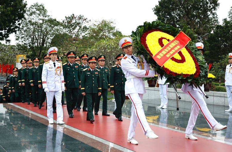 Đoàn đại biểu Quân ủy Trung ương - Bộ Quốc phòng tưởng niệm các Anh hùng Liệt sĩ tại Đài tưởng niệm các Anh hùng Liệt sĩ, đường Bắc Sơn, Hà Nội - Ảnh: VGP/Nhật Bắc