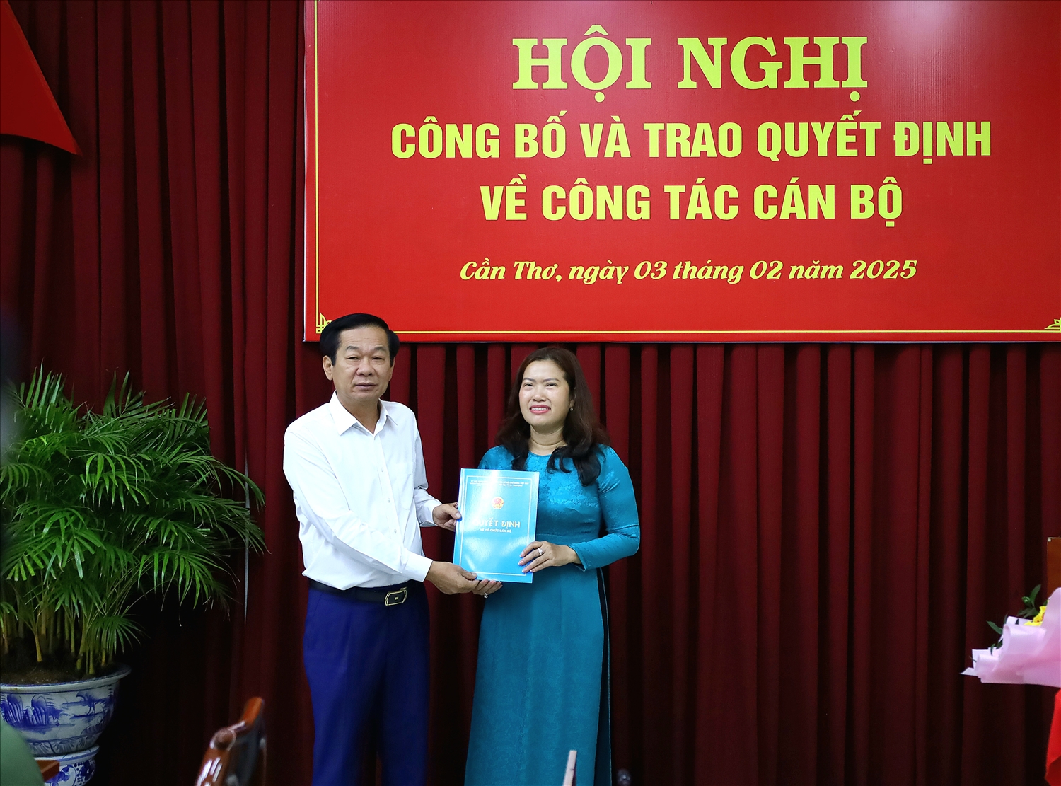 Ông Đỗ Thanh Bình, Bí thư Thành uỷ TP. Cần Thơ trao quyết định cho bà Nguyễn Thị Ngọc Điệp