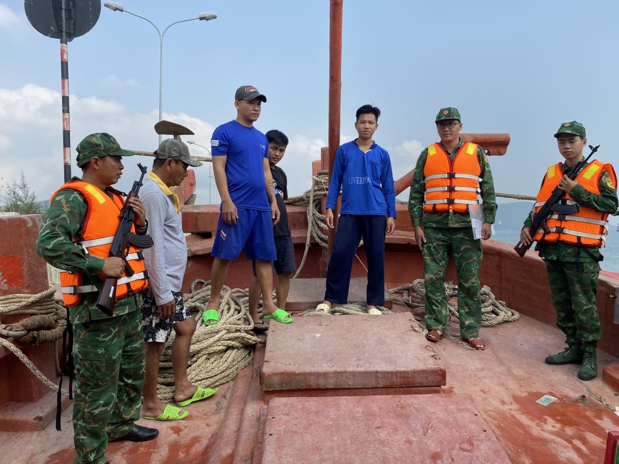  Lực lượng ĐBP cảng An Thới ( Bộ đội Biên phòng Kiên Giang) kiểm tra 2 tàu cá phát hiện số lượng dầu DO không rõ nguồn gốc