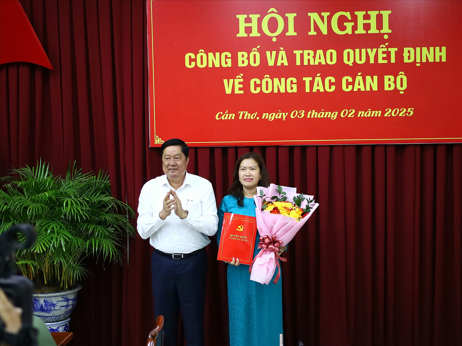 Ông Phạm văn Hiểu, Phó Bí thư Thường trực Thành uỷ, Chủ tịch HĐND Tp. Cần Thơ trao Quyết định và hoa chúc mừng đến bà Nguyễn Thị Ngọc Điệp tân Phó chủ tịch UBND TP. Cần Thơ