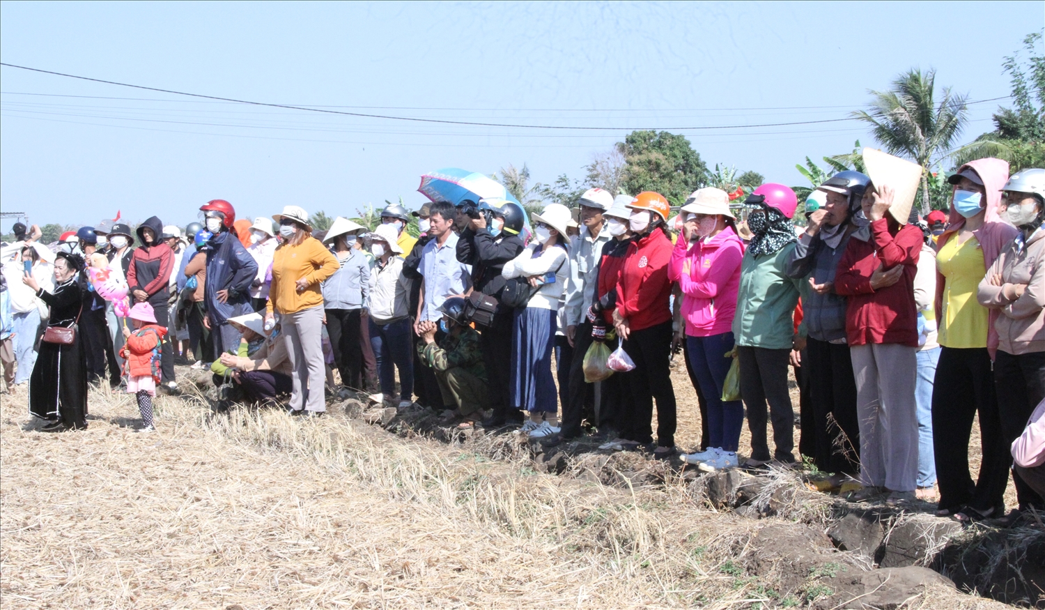 Đông đảo người dân và du khách trong và ngoài huyện đến dự hội