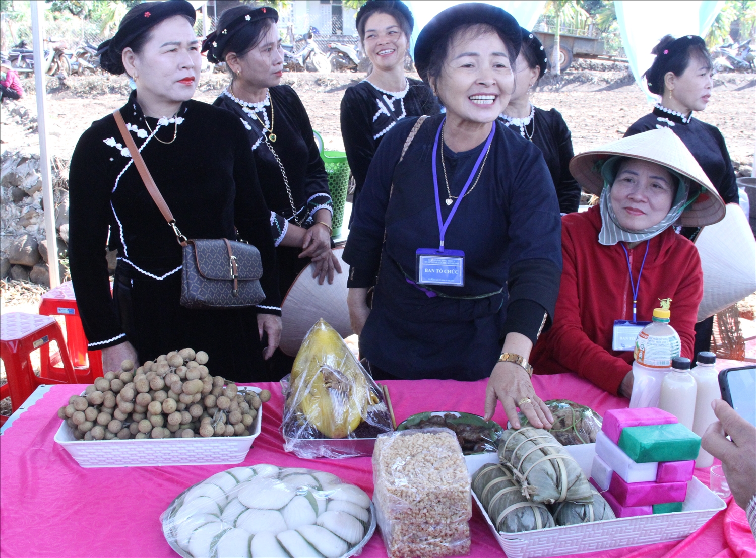 Phụ nữ dân tộc Tày, Nùng chuẩn bị các món ăn truyền thống tham gia hội thi ẩm thực