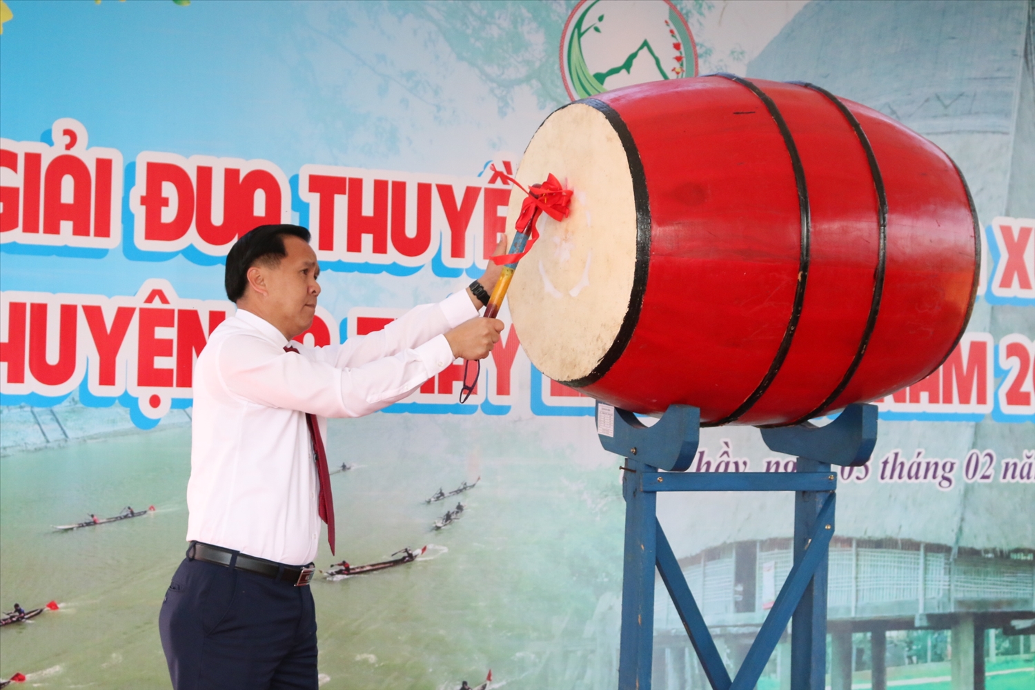 Ông Nguyễn Minh Tuấn – Bí thư Huyện ủy Sa Thầy đánh trống khai mạc Giải đua thuyền độc mộc lần thứ VI