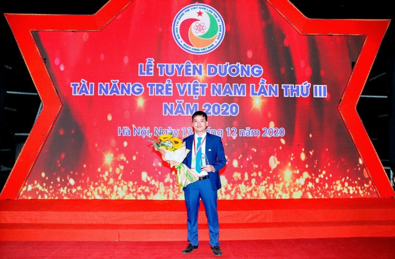 Năm 2007, khi rời núi về thành phố theo học Học viện Y học cổ truyền Việt Nam, Khôi là thanh niên đầu tiên của bản, của xã đậu đại học