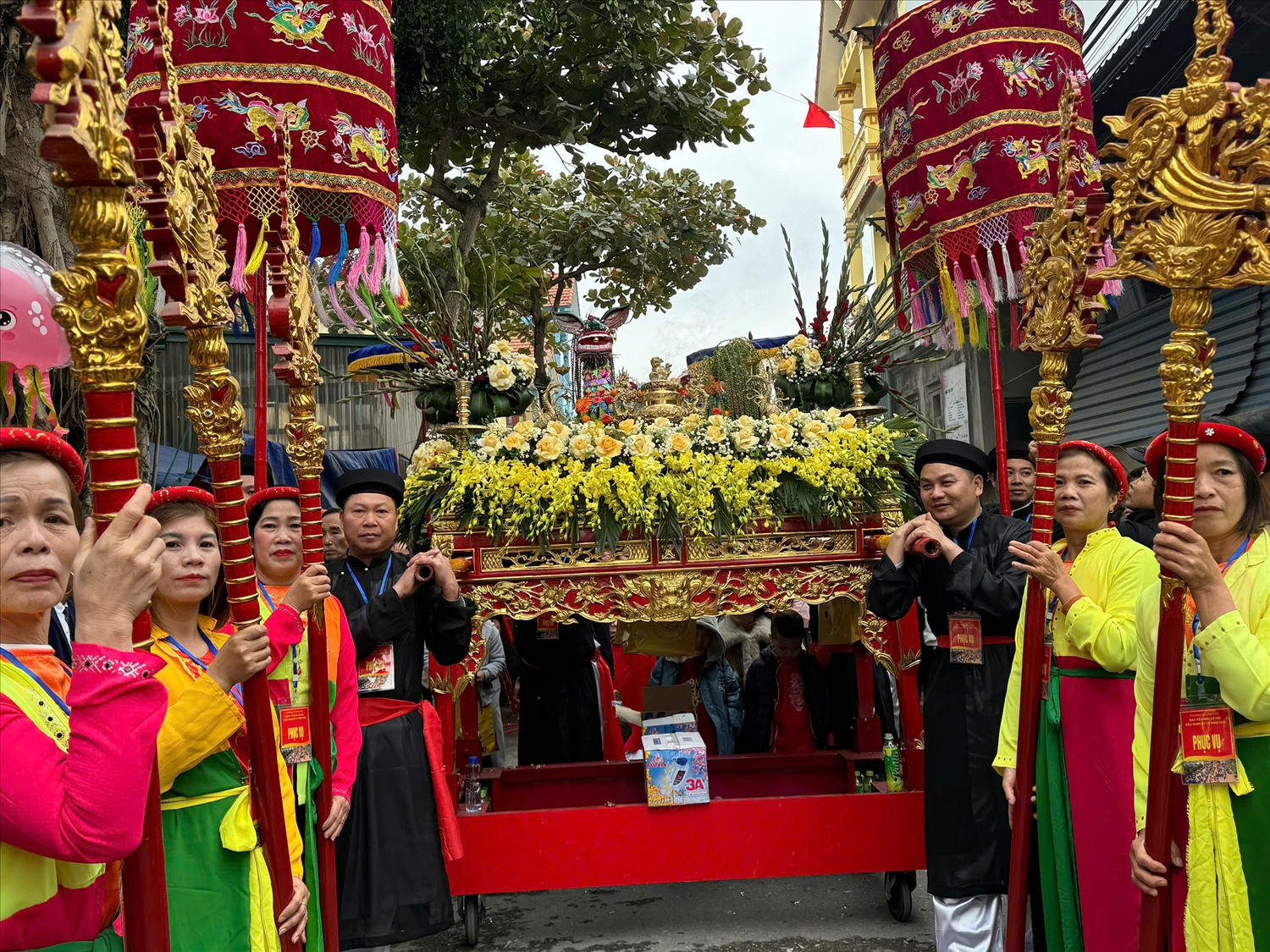 Các đoàn rước với võng lọng linh đình, ban lễ được trang hoàng đẹp đẽ, đủ đầy hương hoa phẩm vật, thể hiện lòng thành kính, biết ơn các vị Tiên Công