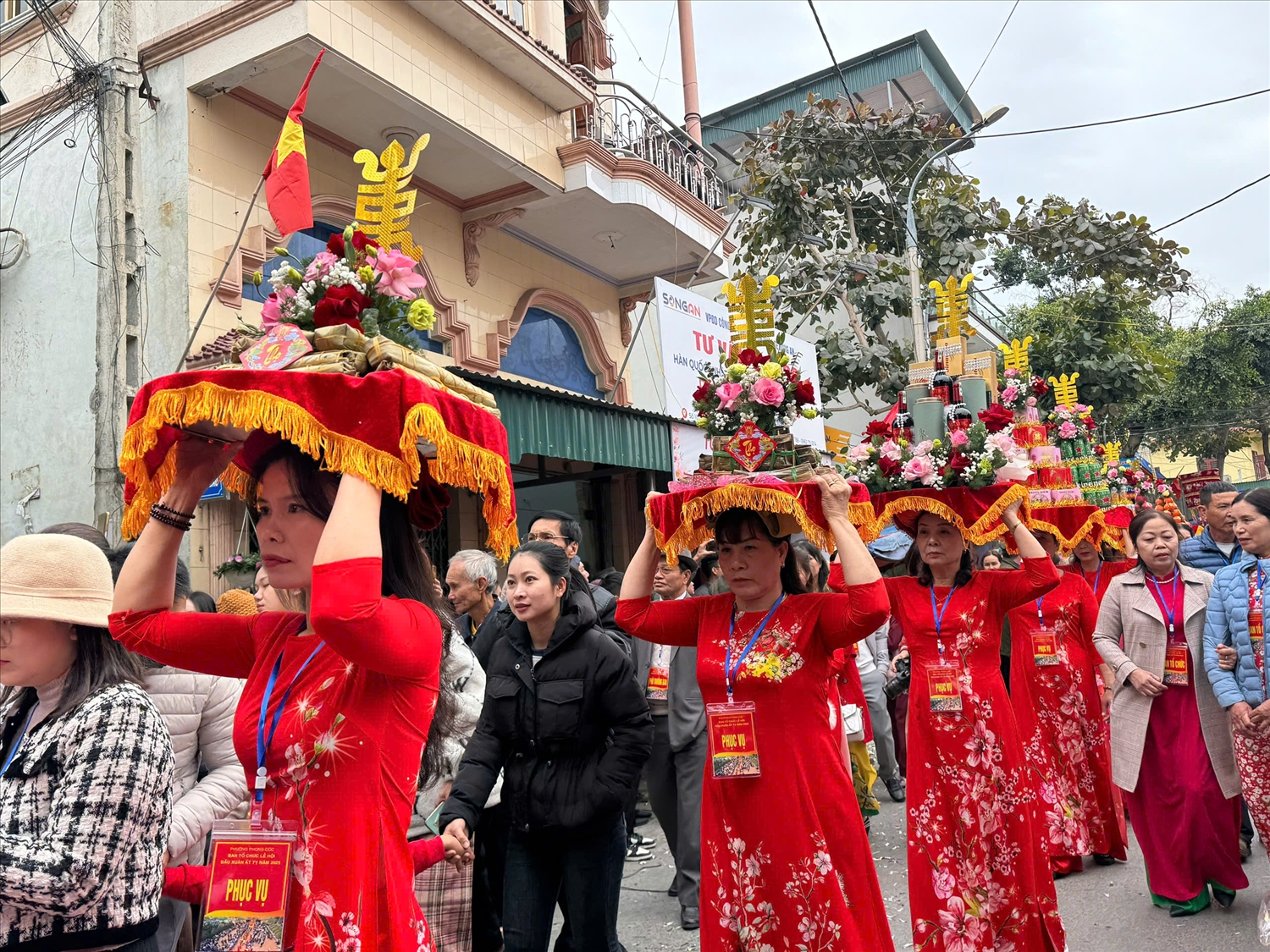 Những mâm lễ đẹp với hương hoa, vật phẩm được con cháu chuẩn bị để dâng lên tế lễ Tiên Công