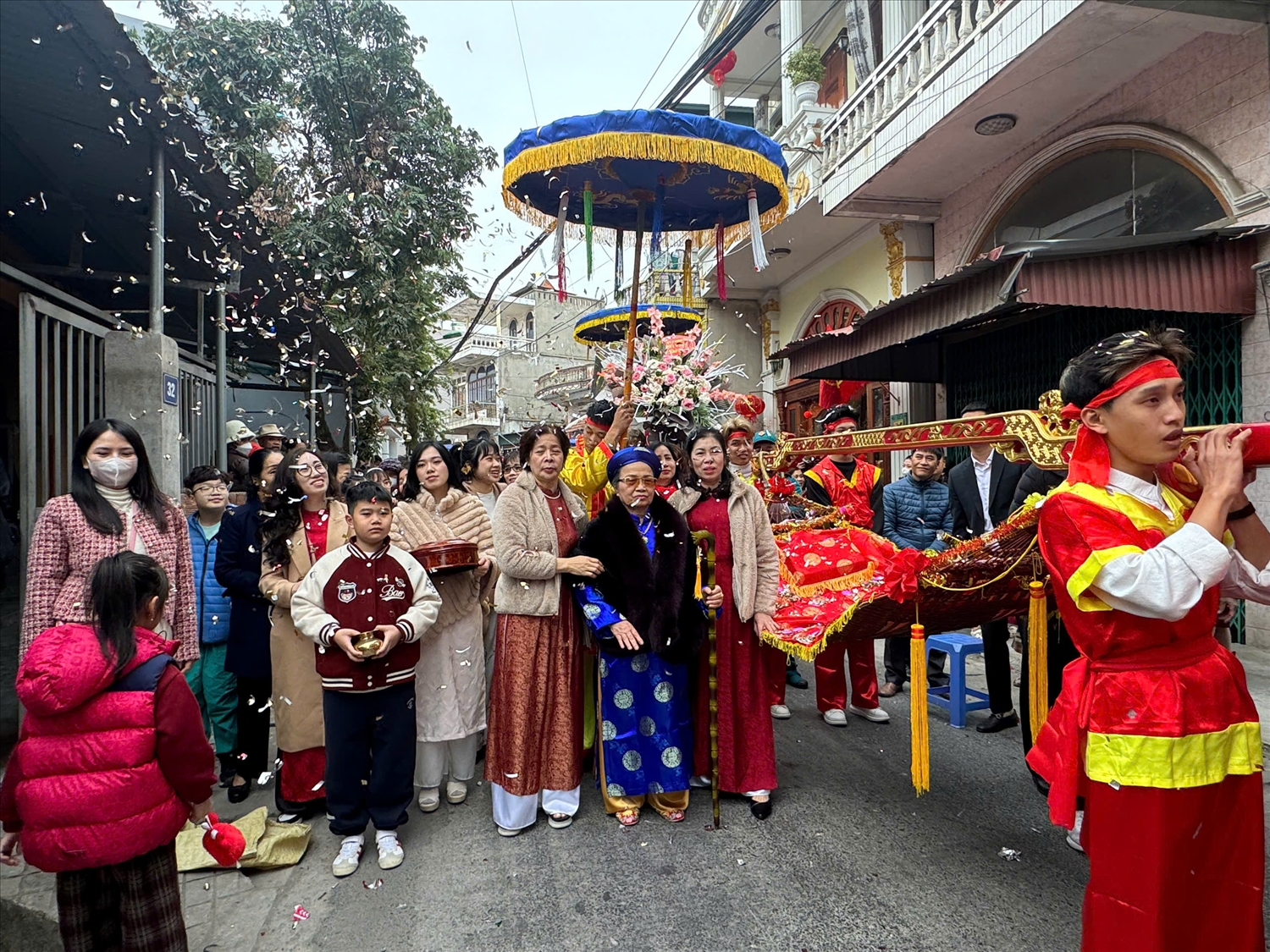 Nhờ công ơn của các vị Tiên Công khai hoang lập cõi, xây dựng vùng đất lành bình an và nhờ con cháu thảo hiền phụng dưỡng, các cụ Thượng đều hạnh phúc trong lễ rước đến miếu Tiên Công