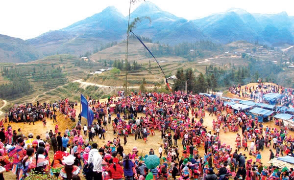 Nghi lễ dựng cây Nêu trong lễ hội Gầu Tào, tại thôn Tả Chải, xã Lùng Phình, huyện Bắc Hà. Ảnh: TL