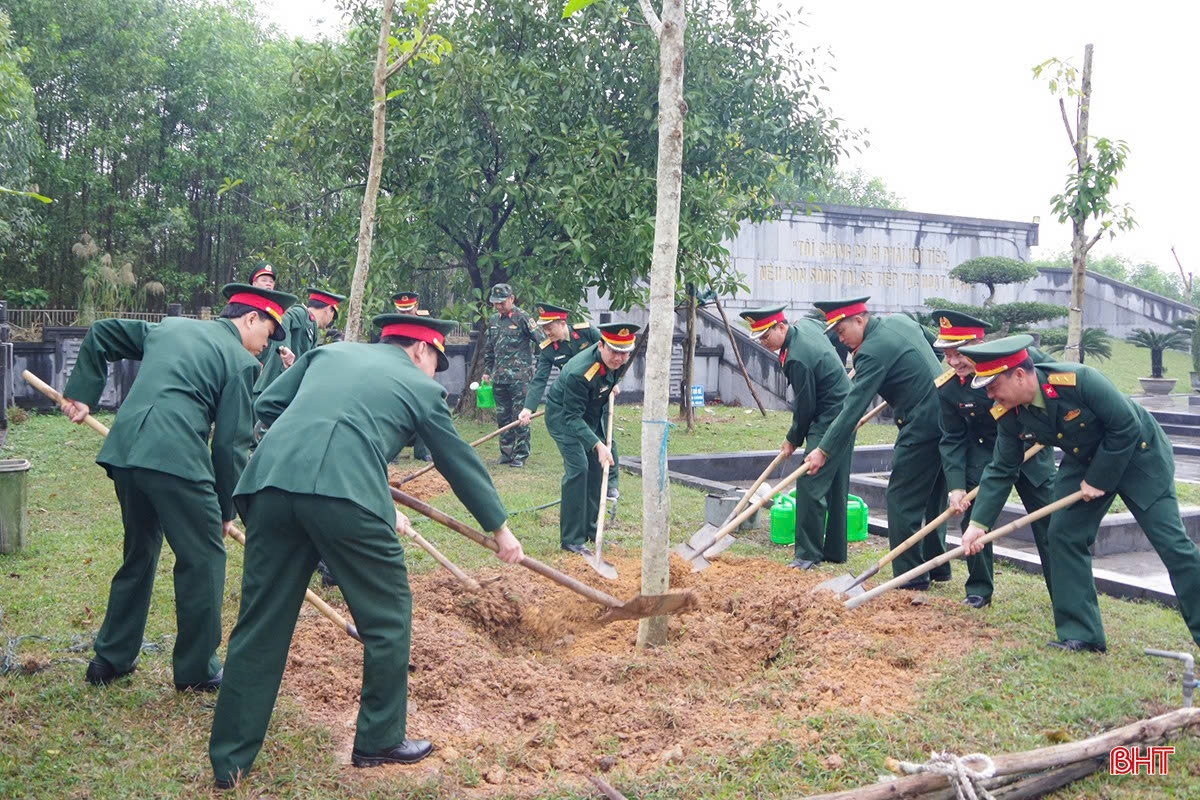 Lãnh đạo Bộ CHQS tỉnh trồng mới cây ngọc lan tại Khu mộ cố Tổng Bí thư Hà Huy Tập