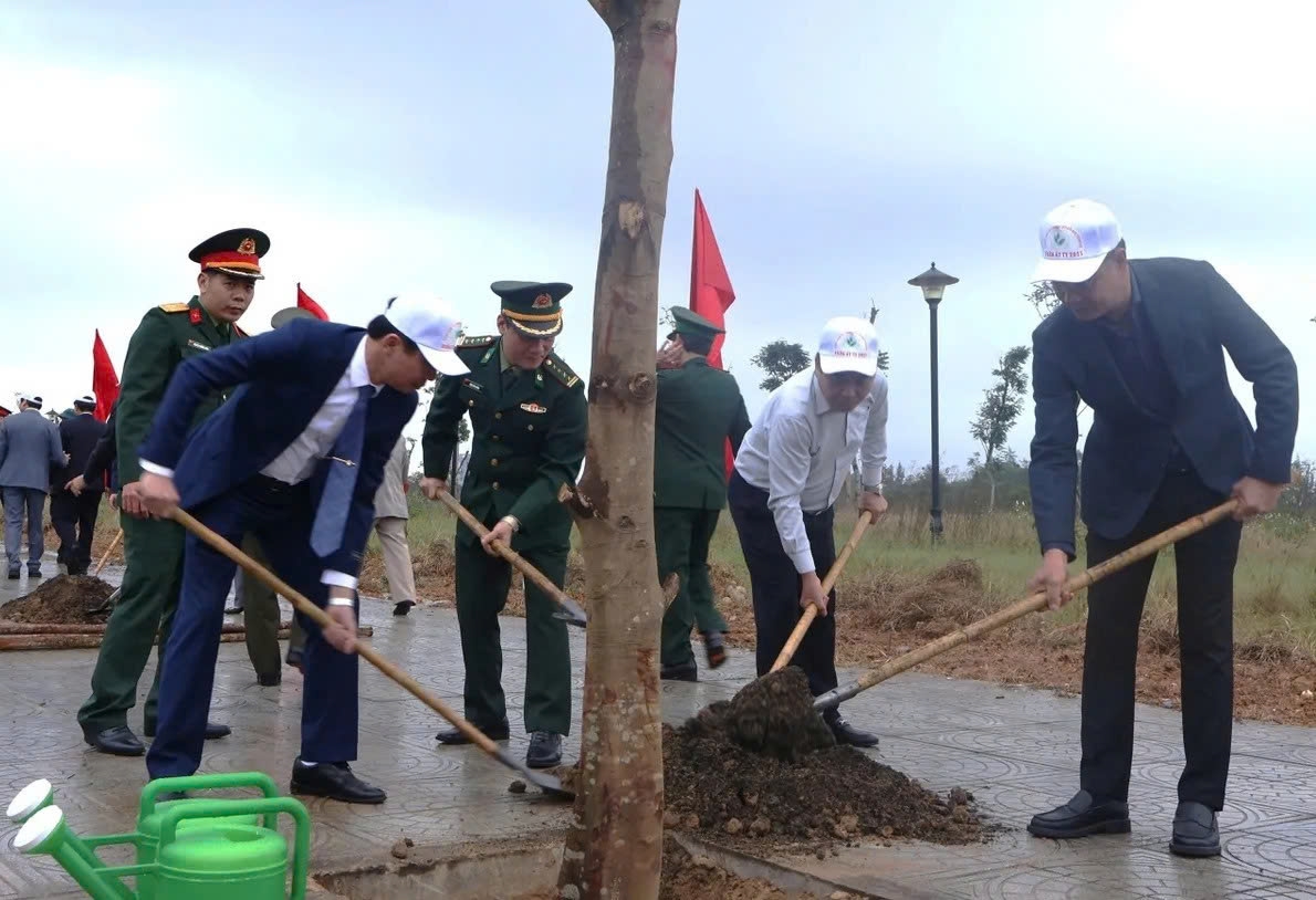 Sau lễ ra quân, lãnh đạo tỉnh Quảng Bình và đông đảo quần chúng nhân dân tham gia trồng hàng trăm cây xanh