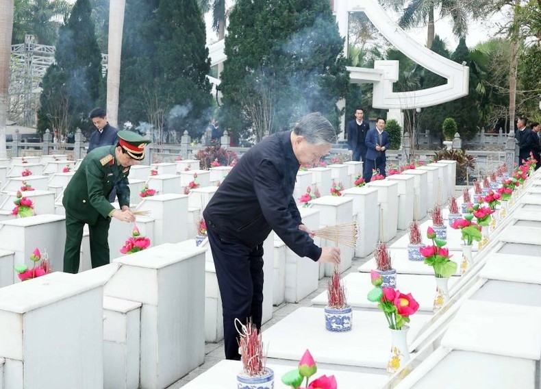 Tổng Bí thư Tô Lâm thắp hương trên phần mộ các liệt sĩ tại Nghĩa trang liệt sĩ Quốc gia Vị Xuyên.