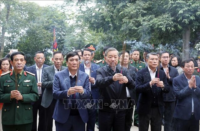 Tổng Bí thư Tô Lâm dâng hương tại Điện Kính Thiên trên đỉnh núi Nghĩa Lĩnh thuộc Khu Di tích lịch sử Quốc gia đặc biệt Đền Hùng. Ảnh: TTXVN