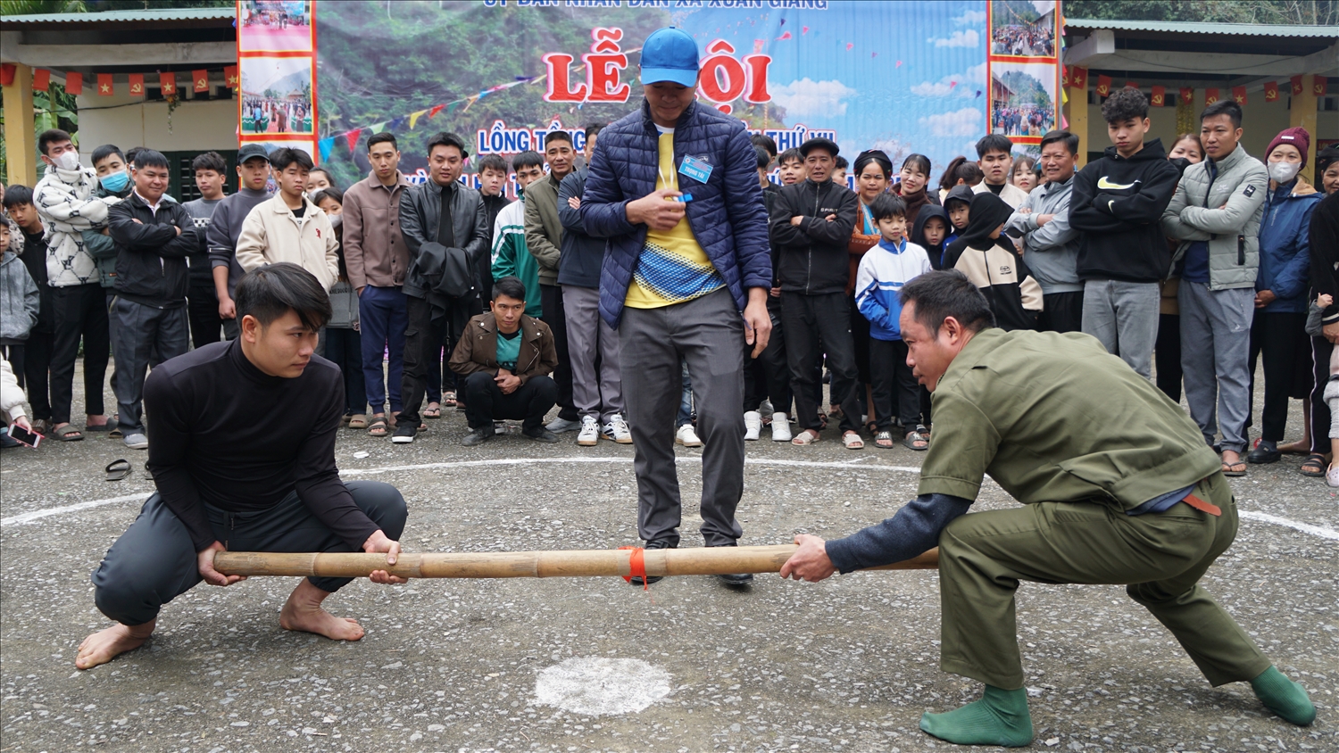 Nhân dân trong xã tham gia thi đấu môn đẩy gậy.