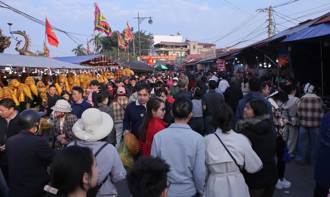 Chợ Viềng Phủ gắn liền với Quần thể di tích Phủ Dầy, xã Kim Thái, huyện Vụ Bản thu hút đông đảo người dân, du khách. Ảnh: TL