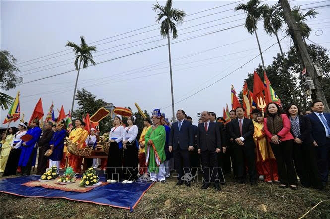 Nghi thức làm lễ xuống đồng tại Lễ hội Khai hạ 2025. Ảnh: Ảnh: Trọng Đạt/TTXVN