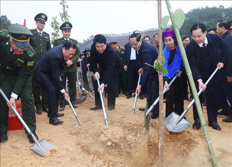 Chủ tịch nước Lương Cường và các đại biểu trồng cây tại huyện Chi Lăng, tỉnh Lạng Sơn - Ảnh: TTXVN