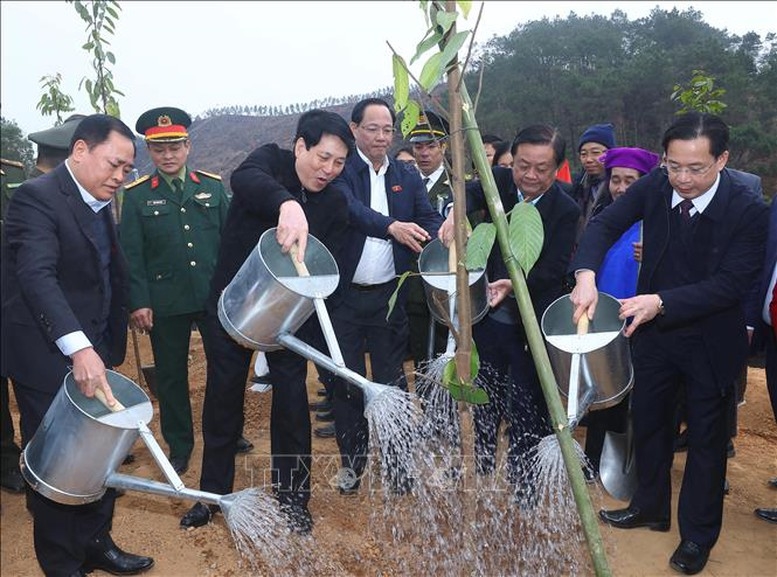 Phong trào ""Tết trồng cây đời đời nhớ ơn Bác Hồ" vào mỗi dịp Tết Nguyên đán là sự kiện có ý nghĩa lớn nhằm động viên, khuyến khích nhân dân cả nước khởi đầu cho một mùa trồng cây, trồng rừng, bảo vệ và phát triển rừng, bảo vệ môi trường sinh thái vì sự phát triển nhanh, bền vững của đất nước - Ảnh: TTXVN