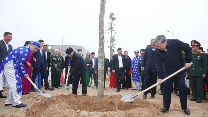 Tổng Bí thư Tô Lâm cùng các đại biểu trồng cây tại thị xã Mỹ Hào. (Ảnh: Thống Nhất/TTXVN)