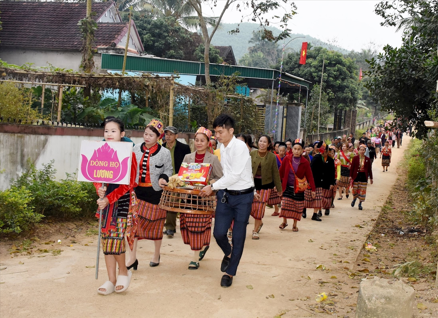 Trong mênh mang sắc xuân của núi rừng, bà con bản Bộng ở xã Thành Sơn (Anh Sơn) tổ chức Lễ hội cầu mùa vào ngày 2/2 (tức mùng 5 Tết Ất Tỵ) - ảnh: Công Khang