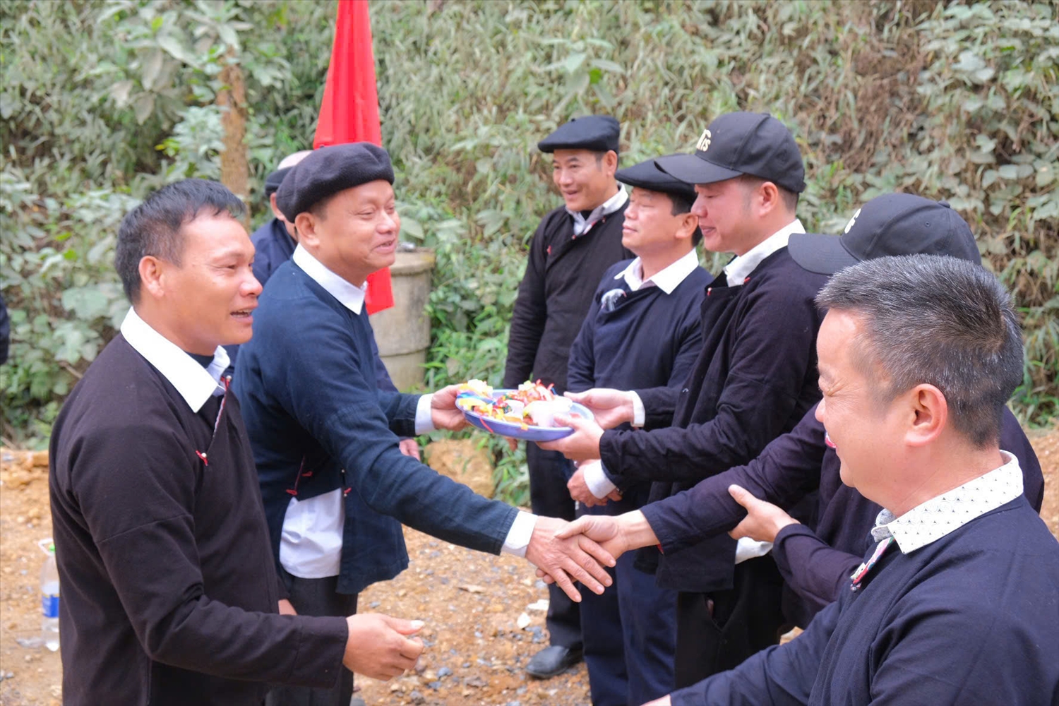 Đoàn nam giới thôn Làng Chung tham gia hát đối đáp và mời 