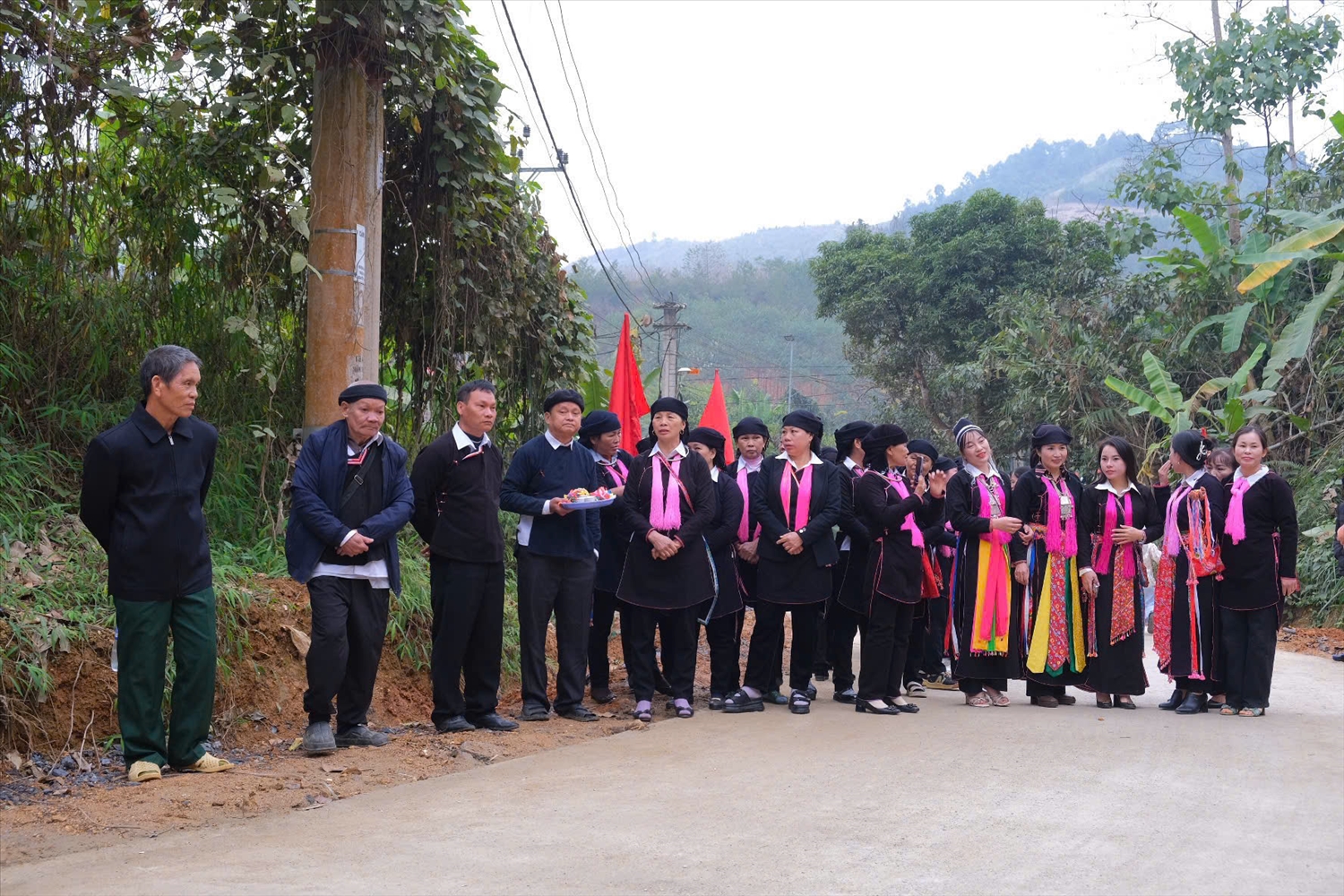 Bà con các thôn thi hát đối về mùa Xuân, tình yêu lứa đôi, hát giao duyên, hát chúc năm mới...